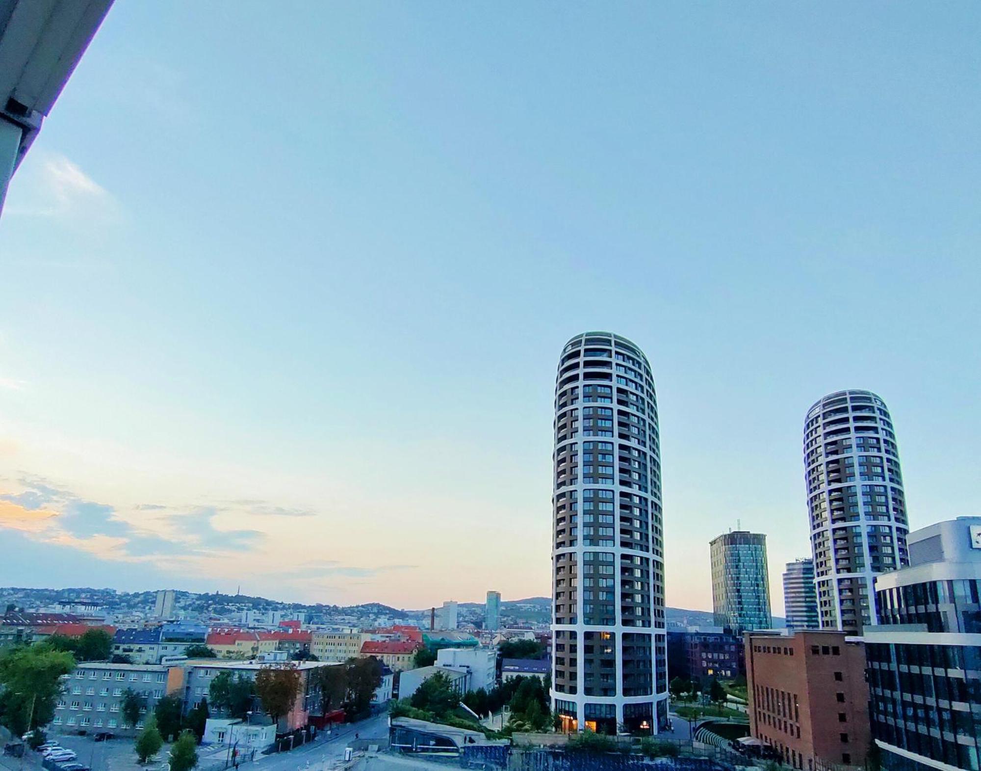 Sag Panorama City Free Parking Bratislava Exterior foto